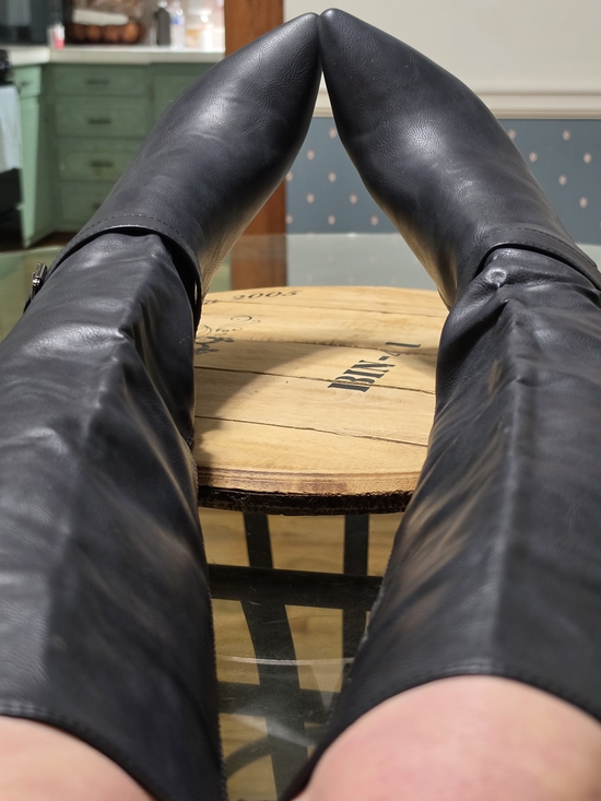 no brand Shoes - Sleek Black Pointed Knee-High Heeled Boots